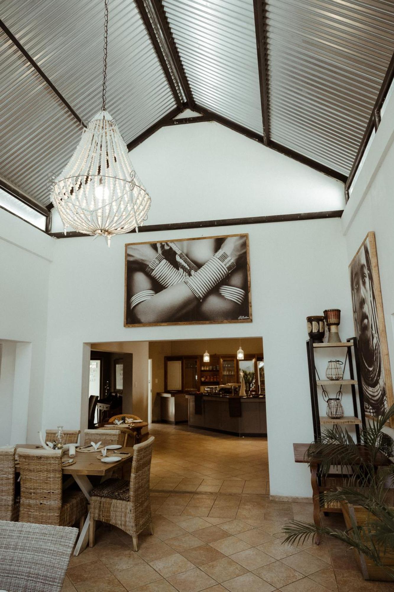 Out Of Africa Town Lodge Otjiwarongo Exterior photo